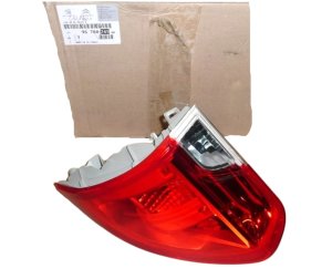 Luz trasera derecha  9678074580 Nueva OE PSA 2008