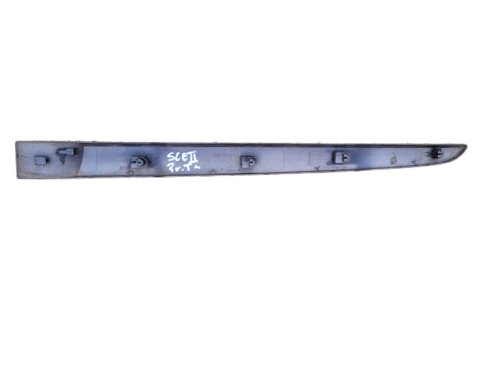 Moldura de puerta trasera derecha 8200136736 OE Renault Scenic 2