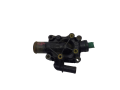 Obudowa Termostatu Citroen Peugeot 307 1.6 16V 9647265980 (3).png